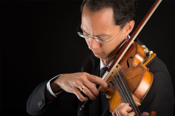 Robert Uchida playing his violin